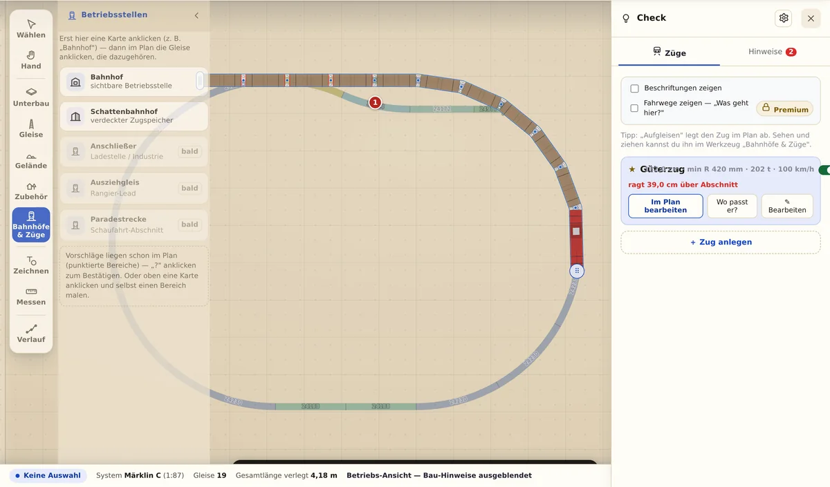 Ein Zug steht im Bahnhofsgleis, die Software zeigt seine Länge gegen die Nutzlänge des Gleises.
