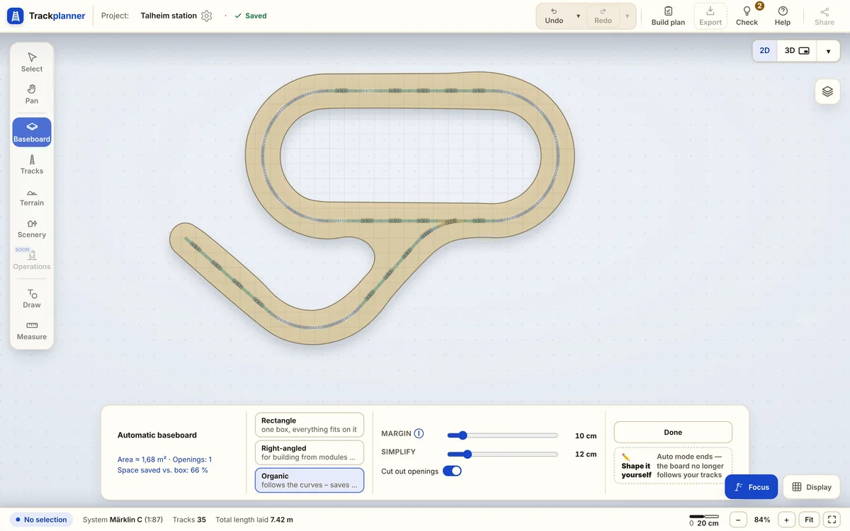 An automatically shaped baseboard follows an oval with a branch line leading away; below it the “Automatic baseboard” card with the shapes rectangle, right-angled and organic.