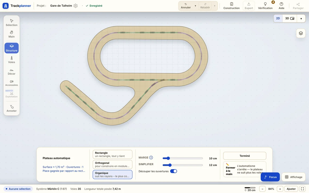 Un plateau formé automatiquement suit un ovale d’où part une ligne en embranchement ; en dessous, la carte « Plateau automatique » avec les formes « Rectangle », « Orthogonal » et « Organique ».